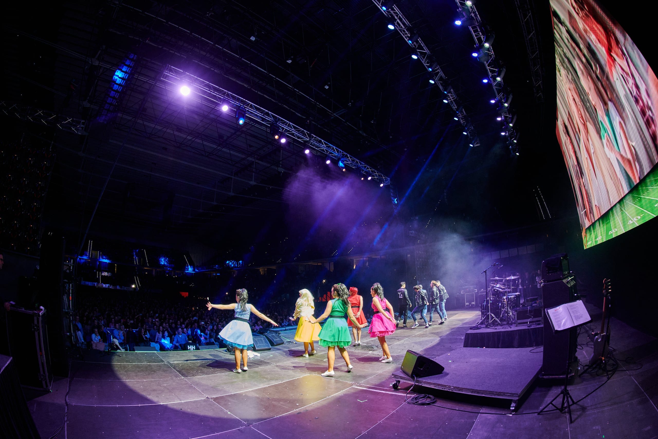 Bailarinas en el escenario de un gran recinto
